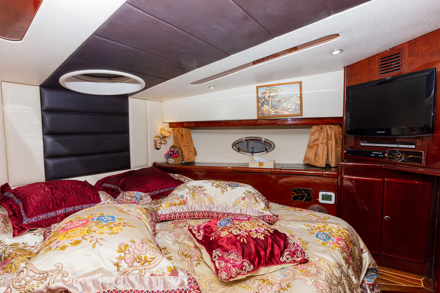 Luxury Yacht 50 Feet