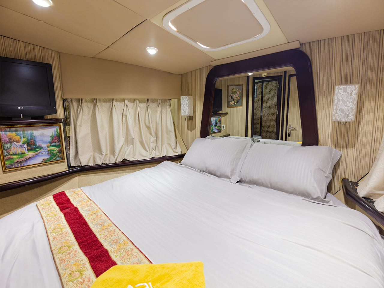 Luxury Yacht 55 Feet