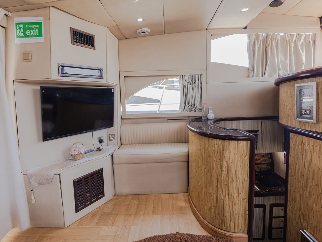 Luxury Yacht 55 Feet